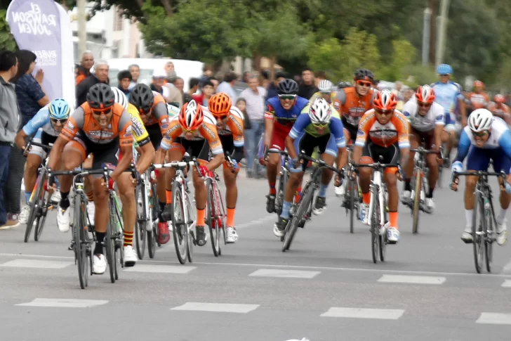 Darío Díaz levantó los brazos en el Circuito de Rawson