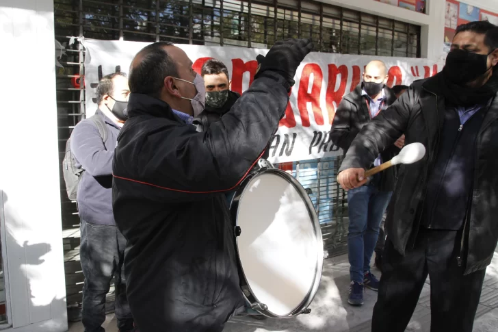 Sin mercadería, sin poder facturar y sin luz, empleados de Garbarino salieron a reclamar