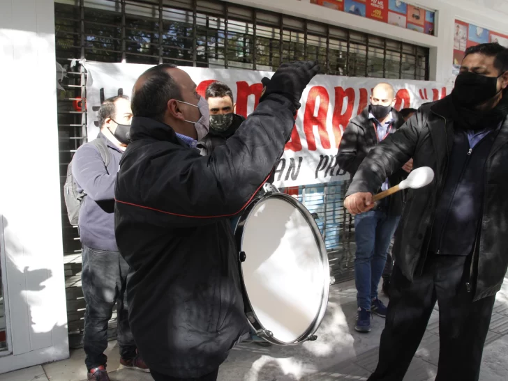 Sin mercadería, sin poder facturar y sin luz, empleados de Garbarino salieron a reclamar