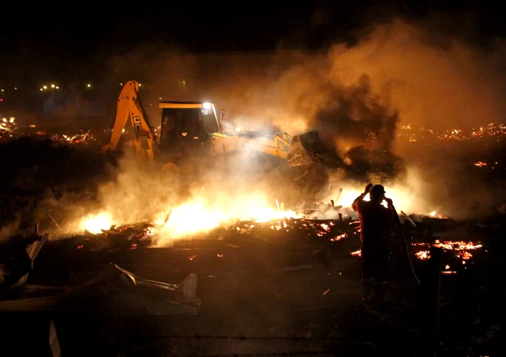 Las impresionantes imágenes del incendio que consumió una pasera en Albardón