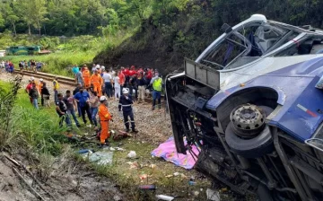 Un micro cayó por un acantilado en el sur de Brasil: hay 10 muertos y 21 heridos