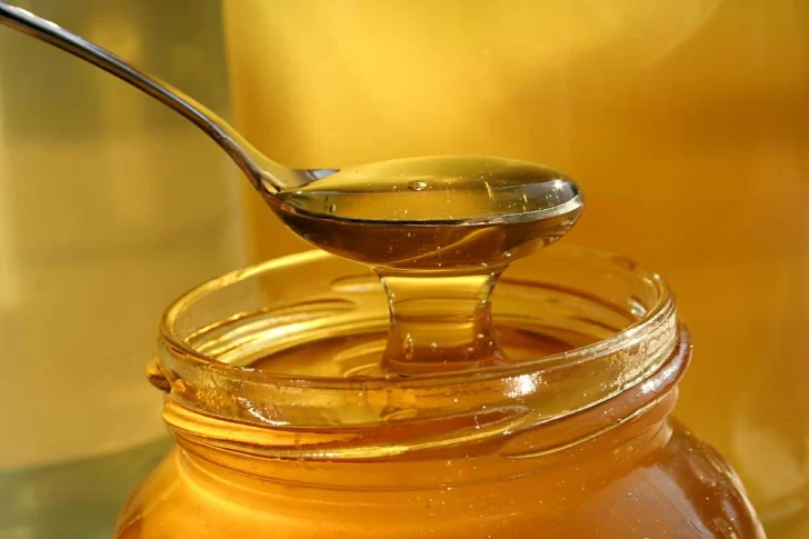 Prohibieron la venta de un aceite de oliva, una miel y un producto en escabeche