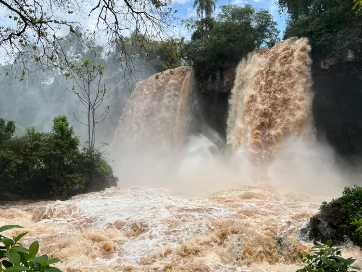 Un turista cayó a las cataratas del Iguazú y lo buscan intensamente