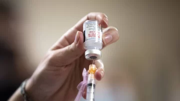 Detectan el primer caso de alergia a la vacuna de Moderna contra el Covid en EEUU