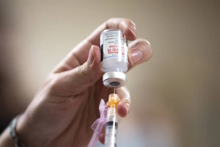 Detectan el primer caso de alergia a la vacuna de Moderna contra el Covid en EEUU