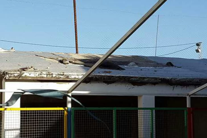 El viento provocó daños en un colegio y obligó a suspender las clases