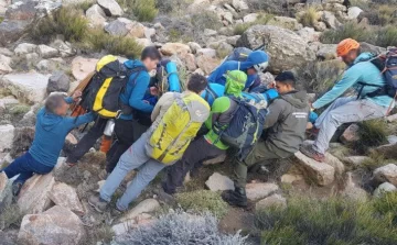 Un escalador cayó desde una montaña y fue rescatado con heridas