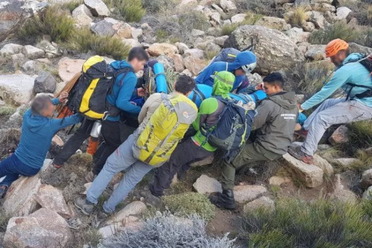 Un escalador cayó desde una montaña y fue rescatado con heridas