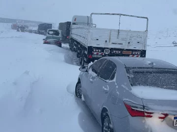 Más de 400 personas, varadas en alta montaña por una intensa nevada