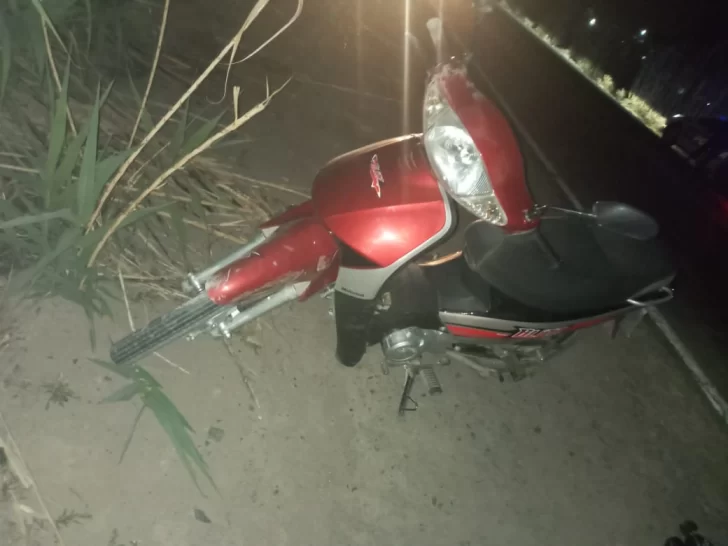 Dos chicos de 14 años circulaban en moto y chocaron con un auto: fueron hospitalizados