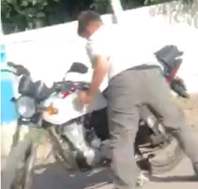 Embistió a un perro con su moto, cayó y sufrió una fractura