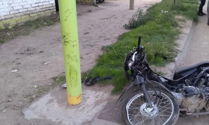 Iba en moto, perdió el control y se estrelló contra un poste