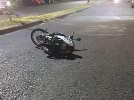 Circulaba en moto, lo agredieron y cayó: está internado