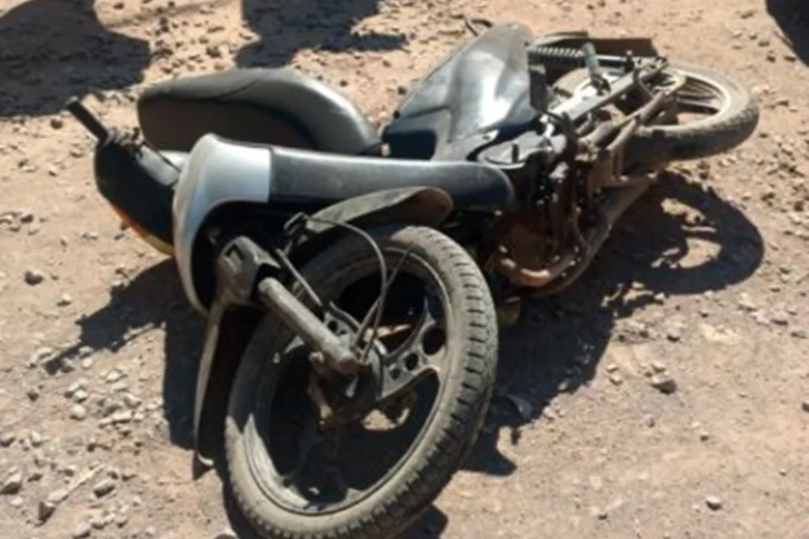 Quedó grave al impactar en su moto contra un montículo de tierra