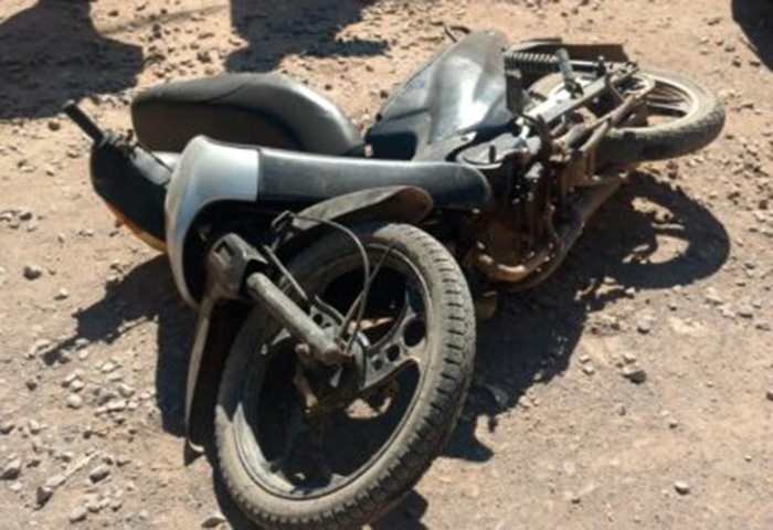 Quedó grave al impactar en su moto contra un montículo de tierra