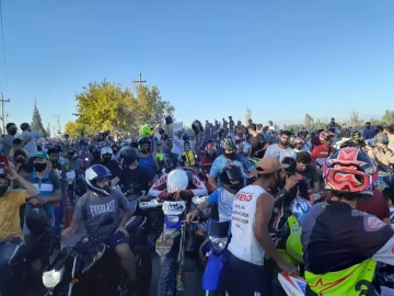 Con los cascos en alto, gritaron “se ve, se siente, el Wey está presente”