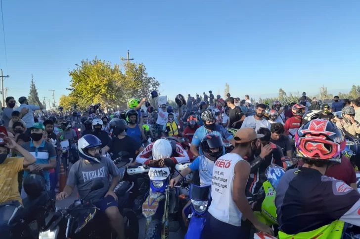 Con los cascos en alto, gritaron “se ve, se siente, el Wey está presente”