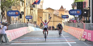 Diego Ulissi se impuso en la segunda etapa del Giro de Italia y Filippo Ganna sigue al frente