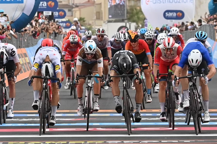 Los ciclistas argentinos Sepúlveda y Richeze, lejos en el Giro de Italia