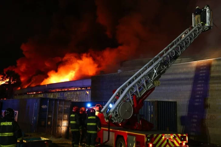 Otra muerte en Chile, en medio de saqueos y locales incendiados