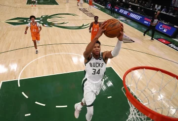 Bucks venció a Suns e igualó la final con el alero Khris Middleton como figura