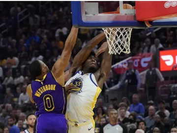 Golden State Warriors estrenó su título con una paliza contra Los Ángeles Lakers