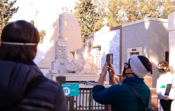 Una propuesta para conocer los secretos del cementerio de la Capital en 32 estaciones