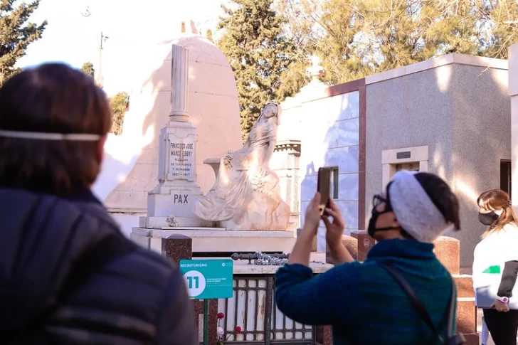 Una propuesta para conocer los secretos del cementerio de la Capital en 32 estaciones