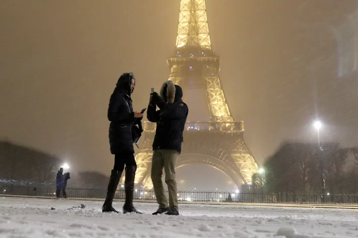 Las imágenes más impactantes de París bajo un manto blanco