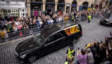El féretro de Isabel II llegó a Edimburgo, en la primera escala de su despedida
