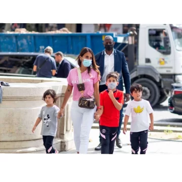 Antonela Roccuzzo junto a Thiago, Mateo y Ciro Messi ya pasean por las calles de París