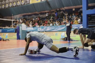 Obras cayó 3 a 0 ante el poderoso Bolívar en el primer partido de la gran final