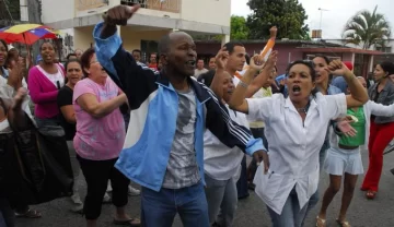 Inédita protesta contra el gobierno en Cuba y enérgica reacción del presidente