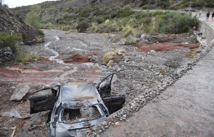 Dos niños y su papá murieron en un trágico alud en Potrerillos