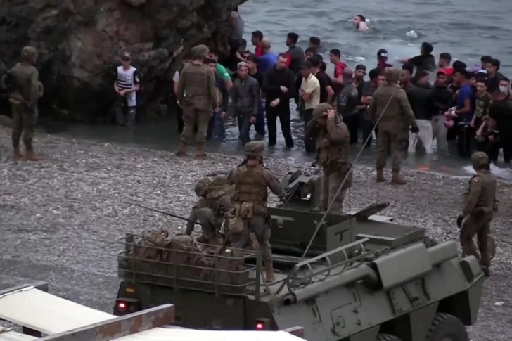 España despliega los tanques del ejército tras la entrada de más de 6 mil marroquíes