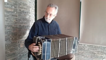 “Quizás me vean como el guitarrista que ahora toca el bandoneón”