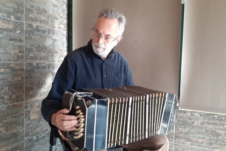 “Quizás me vean como el guitarrista que ahora toca el bandoneón”