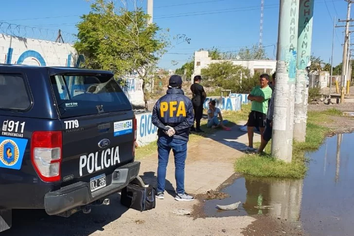 Los pararon en medio de los controles de cuarentena y llevaban $10.000 en droga