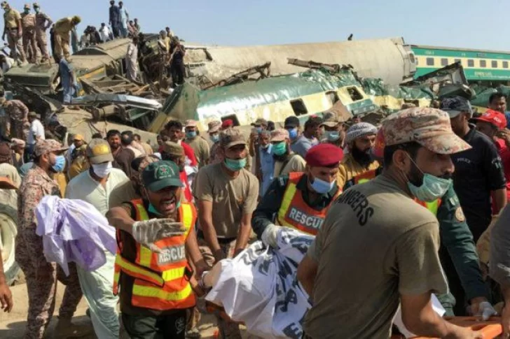 Pakistán: al menos 43 muertos en un accidente ferroviario