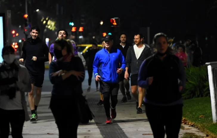 Miles de porteños llenaron plazas y parques en el primer día de permiso para hacer actividad física