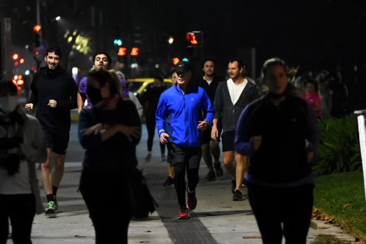 Miles de porteños llenaron plazas y parques en el primer día de permiso para hacer actividad física