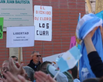 “El dióxido de cloro los cura”: la repudiable pancarta que se coló en la protesta