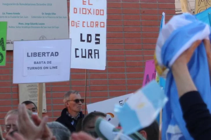 “El dióxido de cloro los cura”: la repudiable pancarta que se coló en la protesta