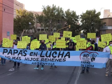 ‘La Ola Celeste’ y ‘Papás en Lucha’ marcharon por el hombre que busca frenar el aborto de su ex