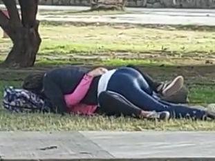 VIDEOS: filman actos obscenos de una pareja en una plaza frente a una escuela