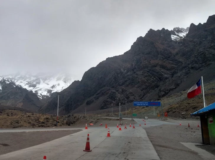 Cerraron el paso a Chile por Mendoza por pronóstico de nevadas en Alta Montaña