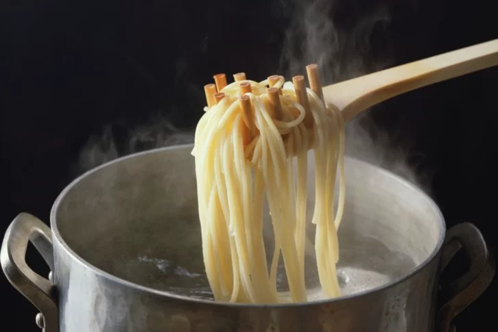 Expertos recomiendan guardar el agua de la pasta por un delicioso motivo