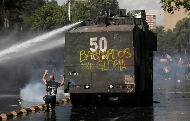 Miles de chilenos salieron a manifestarse y hubo disturbios en Santiago y Valparaíso