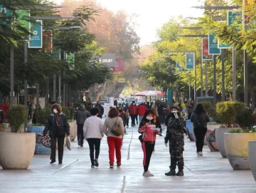 El orden en manos de la gente, el control a cargo de comerciantes y los mayores de 60 libres en el paseo