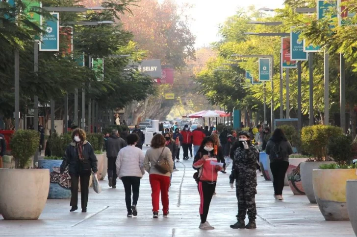 El orden en manos de la gente, el control a cargo de comerciantes y los mayores de 60 libres en el paseo